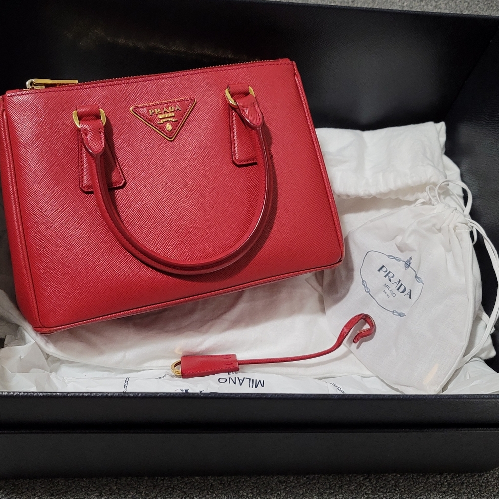 🌟Host Pick🌟Prada iconic Galleria Saffiano Leather Small Bag - Picture 16 of 16